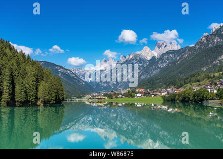 See Santa Caterina oder Auronzo See - ein künstlicher See in der Nähe der Stadt Auronzo di Cadore in den Dolomiten in der Provinz Belluno, Italien Stockfoto