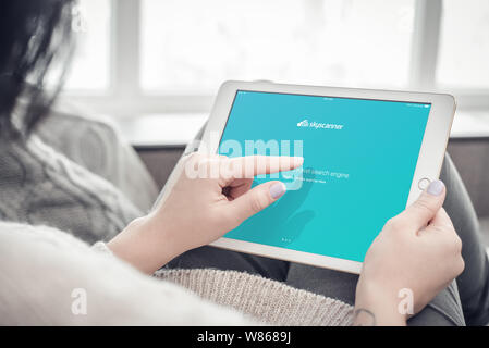 Kiew, Ukraine - Februar 10, 2018: Frau mit Skyscanner Apps auf einem nagelneuen Apple iPad Pro Silver, 7. Generation des iPad von Apple Inc. entwickelt. Stockfoto