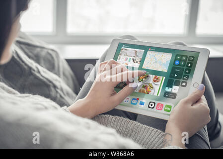 Kiew, Ukraine - Februar 10, 2018: Frau mit einer neuen Apple iPad Pro Silver, 7. Generation des iPad von Apple Inc. entwickelt wurde und Stockfoto