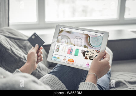 Kiew, Ukraine - Februar 10, 2018: Frau mit Amazon App auf ein nagelneues Apple iPad Pro Silber für Online shopping. Amazon.de Es ist die weltweit größte Stockfoto