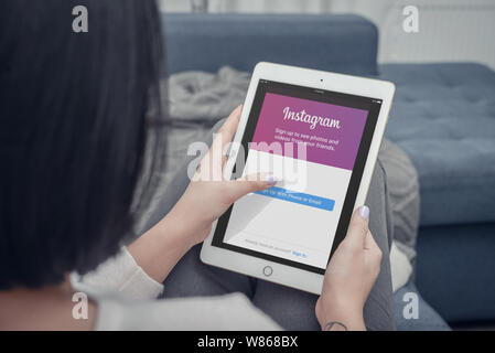 Kiew, Ukraine - Februar 10, 2018: Frau mit Instagram app auf ein nagelneues Apple iPad Pro Silber. Instagram ist ein beliebtes Online Social Networking serv Stockfoto