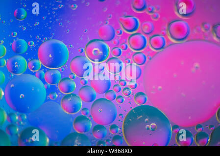 Öl Tropfen in Wasser. Defokussierten abstrakte psychedelische Muster Rosa und blauen Bild. Zusammenfassung Hintergrund mit bunten Farbverläufe. Stockfoto