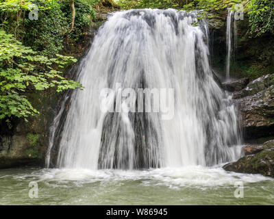 Janets Foss Wasserfall im Wald in der Nähe von Malham Yorkshire Dales National Park England Stockfoto