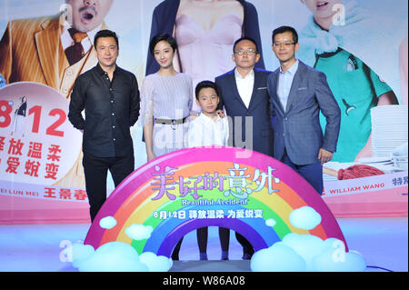 (Von links) Wang Zhonglei, Präsident von Huayi Brothers Media Corporation, taiwanesische Schauspielerin Gwei Lun-mei, chinesisches Kind star Wang Yuanye, der Sohn von W Stockfoto