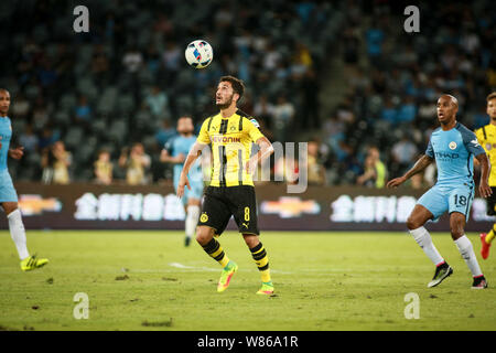 Nuri Sahin von Borussia Dortmund, Mitte, steuert die Kugel gegen Manchester City während der Shenzhen Match der 2016 Internationalen Champions Cup C Stockfoto