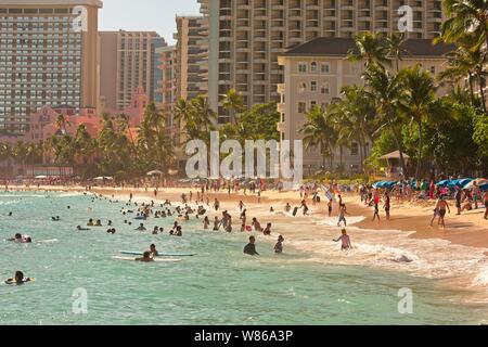 Der Strand von Waikiki, HI, USA - Juli 16, 2019: Blick auf Hotels in Waikiki Beach. Stockfoto