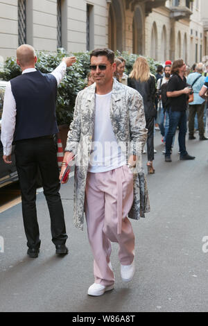 Mailand, Italien - 15. JUNI 2019: Alex Badia vor Versace fashion show, Mailand Fashion Week street style Stockfoto