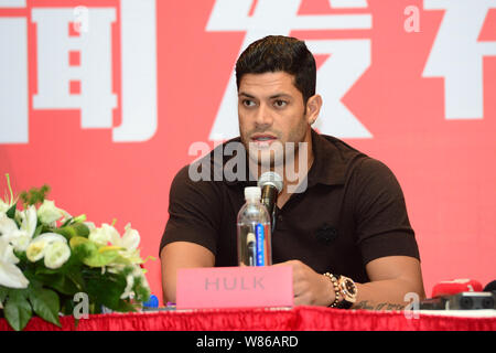 Brasilianischen Fußball-Star Givanildo Vieira de Sousa, besser bekannt als Hulk, spricht bei einer Pressekonferenz für den Beitritt Shanghai SIPG Football Club in Shang Stockfoto