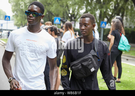 Mailand, Italien - 15. JUNI 2019: die Modelle nach Emporio Armani Fashion Show, Mailand Fashion Week street style Stockfoto