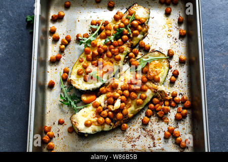 Gebackene Zucchini mit Käse und Knusprig würzige Kichererbsen Stockfoto