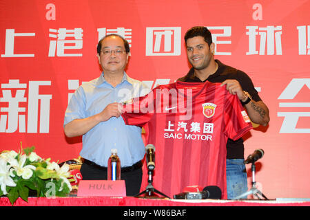 Brasilianischen Fußball-Star Givanildo Vieira de Sousa, rechts, besser bekannt als Hulk, zeigt seine Jersey auf einer Pressekonferenz für den Beitritt Shanghai SIPG gr&ou Stockfoto