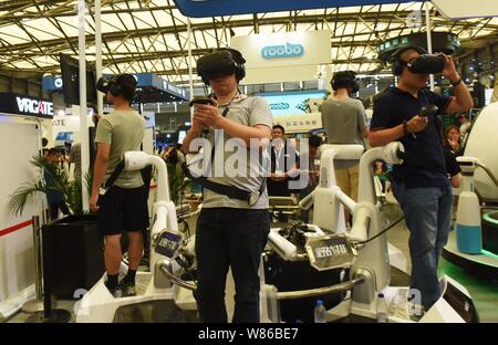 Besucher versuchen, VR (Virtual Reality) Geräte elektronische Spiele während des 14 China Digital Entertainment Expo, auch als ChinaJoy 2016 bekannt zu spielen, Stockfoto