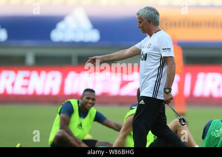 Head Coach Jose Mourinho von Manchester United gibt Anweisungen an seine Spieler während einer Schulung für die Shanghai spiel Der 2016 Internati Stockfoto