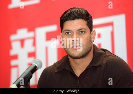 Brasilianischen Fußball-Star Givanildo Vieira de Sousa, besser bekannt als Hulk, hört auf eine Frage auf einer Pressekonferenz für den Beitritt Shanghai SIPG Footbal Stockfoto