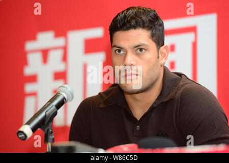 Brasilianischen Fußball-Star Givanildo Vieira de Sousa, besser bekannt als Hulk, hört auf eine Frage auf einer Pressekonferenz für den Beitritt Shanghai SIPG Footbal Stockfoto