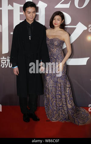 ---- Taiwan Schauspielerin Michelle Chen, rechts, und ihr chinesischer Schauspieler Freund Chen Xiao ankommen auf dem roten Teppich für die weibo Preisverleihung 2015 Stockfoto