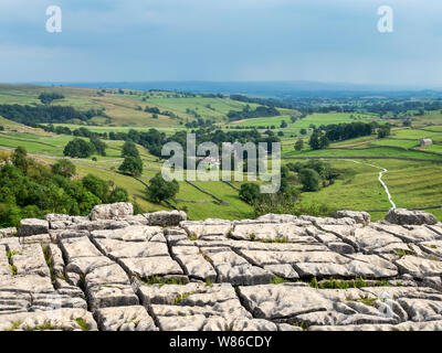 Blick über malhamdale aus dem Kalkstein Pflaster über Malham Cove in der Nähe von Malham Yorkshire Dales National Park England Stockfoto