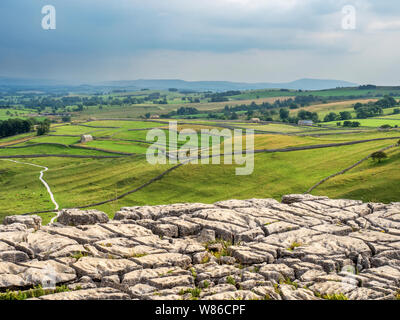 Blick über malhamdale aus dem Kalkstein Pflaster über Malham Cove in der Nähe von Malham Yorkshire Dales National Park England Stockfoto