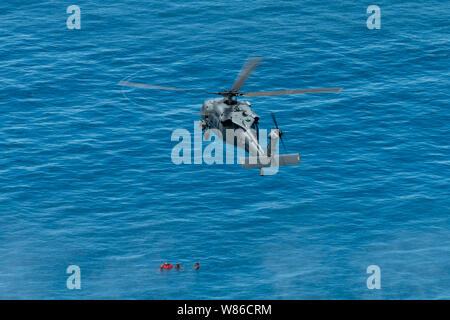 Ein HH-60G Pave Hawk vom 33. Rescue Squadron fliegt während einer Übung, Juli 23, 2019, aus der Kadena Air Base, Japan. Mitglieder des 33. und 31. Rescue Staffeln von Kadena AB Bahnhof und arbeiten zusammen, um Unterstützung für den Kampf zur Rettung und Katastrophenhilfe zur Verfügung zu stellen. (U.S. Air Force Foto von Airman 1st Class Matthew Seefeldt) Stockfoto