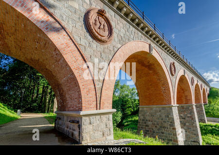 Bytow, Provinz Pommern, Polen, ger.: butow. 19 Cent. Eisenbahnbrücke über den Fluss der Boruja. Stockfoto