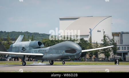 Ein RQ-4 Global Hawk, die 69Th Aufklärung Gruppe, Abteilung 1, Andersen Air Force Base, Guam zugeordnet, landet bei Yokota Air Base, Japan, August 5, 2019, für eine Bereitstellung. Die Bewegung unterhält für Global Hawks während Monaten von schlechtem Wetter bei Andersen AFB, wie Taifunen und andere Szenarien, die das Potenzial haben, die Bereitschaft zu behindern ausgehalten. (U.S. Air Force Foto von älteren Flieger Juan Torres) Stockfoto