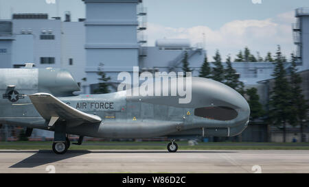 Ein RQ-4 Global Hawk, die 69Th Aufklärung Gruppe, Abteilung 1, Andersen Air Force Base, Guam zugeordnet, landet bei Yokota Air Base, Japan, August 5, 2019, für eine Bereitstellung. Die Bewegung unterhält für Global Hawks während Monaten von schlechtem Wetter bei Andersen AFB, wie Taifunen und andere Szenarien, die das Potenzial haben, die Bereitschaft zu behindern ausgehalten. (U.S. Air Force Foto von älteren Flieger Juan Torres) Stockfoto