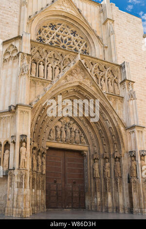 Valencia, Spanien - 02/19/2019: die Kathedrale von Valencia - La Seu de Valencia. Der majestätischen Kathedrale befindet sich auf der Plaza de la Virgen Stockfoto