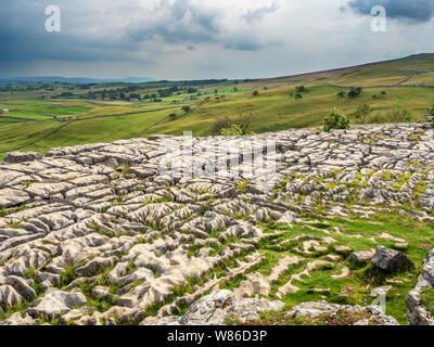 Blick über malhamdale aus dem Kalkstein Pflaster über Malham Cove in der Nähe von Malham Yorkshire Dales National Park England Stockfoto