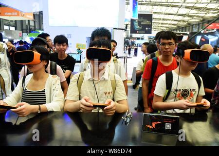 Besucher versuchen, VR (Virtual Reality) Geräte elektronische Spiele während des 14 China Digital Entertainment Expo, auch als ChinaJoy 2016 bekannt zu spielen, Stockfoto