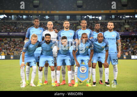 Spieler der Startformation von Manchester City posieren für ein Gruppenfoto vor dem Konkurrieren gegen Borussia Dortmund während der Shenzhen Match des Stockfoto