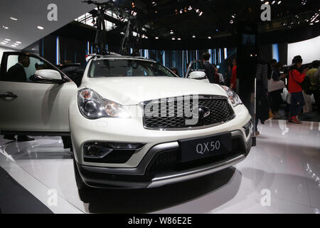 ---- Besucher ausprobieren oder an einem Infiniti QX50 auf Anzeige während des 14 Beijing International Automotive Exhibition, die auch als Auto China bekannt Stockfoto