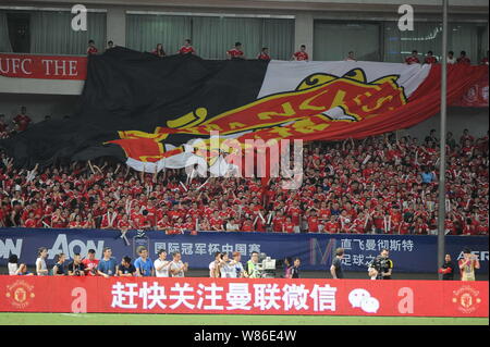 Chinesische Fußball-Fans von Manchester United watch die Shanghai Spiel der 2016 Internationalen Champions Cup China zwischen Manchester United und Boruss Stockfoto