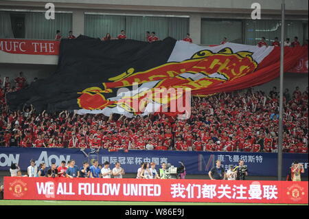 Chinesische Fußball-Fans von Manchester United watch die Shanghai Spiel der 2016 Internationalen Champions Cup China zwischen Manchester United und Boruss Stockfoto