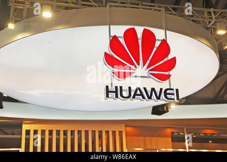 ---- Blick auf ein Schild von Huawei während des Mobile World Congress (MWC) 2016 in Shanghai, China, 30. Juni 2016. Chinesischen Telekommunikation ausstatten Stockfoto