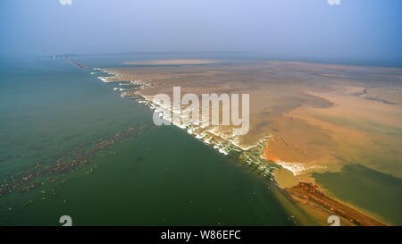 Luftaufnahme der Deich trennt Niushan Liangzi See und See nach wurde es durch Sprengstoff zerstört schwankenden Hochwasser in zentral China zu zerstreuen" Stockfoto