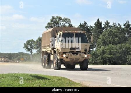 Soldaten betreiben ein militärisches Fahrzeug als Teil eines Konvois auf der South Post am 16. Juli 2019, für die Bekämpfung der Support Training (CSTX) 86-19-03 am Fort McCoy, Wis. Tausende von militärischen Mitgliedern unterstützt und in der Übung bei der Installation beteiligt. Die 86 Abteilung Weiterbildung, ein Fort McCoy Mieter Organisation, hält die Ausübung als Teil der US-Armee der kommandierende General Combat Support Training Programm. CSTX 86-19-03 war der erste von zwei CSTXs durch die 86. geschafft, am Fort McCoy in 2019. (U.S. Armee Foto von Scott T. Sturkol, Public Affairs Office, Fort McCoy, Wis.) Stockfoto