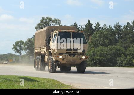 Soldaten betreiben ein militärisches Fahrzeug als Teil eines Konvois auf der South Post am 16. Juli 2019, für die Bekämpfung der Support Training (CSTX) 86-19-03 am Fort McCoy, Wis. Tausende von militärischen Mitgliedern unterstützt und in der Übung bei der Installation beteiligt. Die 86 Abteilung Weiterbildung, ein Fort McCoy Mieter Organisation, hält die Ausübung als Teil der US-Armee der kommandierende General Combat Support Training Programm. CSTX 86-19-03 war der erste von zwei CSTXs durch die 86. geschafft, am Fort McCoy in 2019. (U.S. Armee Foto von Scott T. Sturkol, Public Affairs Office, Fort McCoy, Wis.) Stockfoto