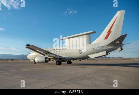 Die Royal Australian Air Force Nr. 2 Squadron E-7A Wedgetail Flugzeuge Taxis auf der Flightline auf der Nellis Air Force Base, Nevada, 31. Juli 2019. Die E-7A Wedgetail in der Lage ist, die Kommunikation mit anderen Flugzeugen, die aus dem Himmel, und Millionen Quadratmeilen während einer einzigen Mission abdecken. (U.S. Air Force Foto von Airman 1st Class Dwane R. Young) Stockfoto