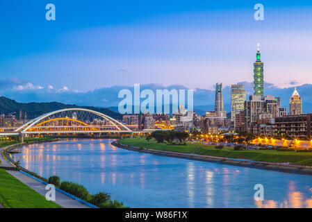 Nachtansicht von Taipei City durch den Fluss Stockfoto