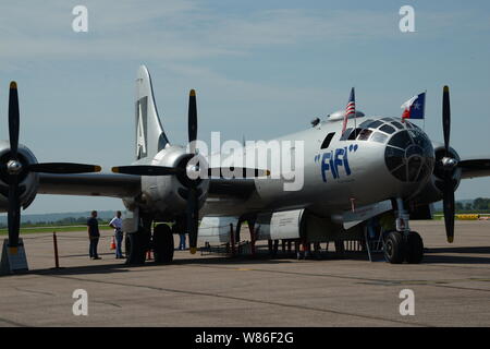 Einen zweiten Weltkrieg B-29 Bomber Nick namens "Fifi" ist auf dem Display an der Sioux City, Iowa Flughafen. Die Boeing Flugzeuge entwickelt "superfortress", die von der United States Air Force geflogen wurde Anfang in den 1940er Jahren durch die 1960er-Jahre. Das Flugzeug hatte eine Druckkabine, elektronische Fire-control system und Remote-gesteuerten Maschine Geschütztürme. Die Flugzeuge ist das Fliegen Zustand gehalten und zu Veranstaltungen im Rahmen der Commemorative Air Force geflogen. Us Air National Guard Foto von Senior Master Sgt. Vincent De Groot Stockfoto