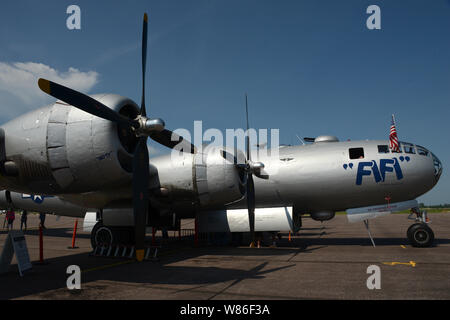Einen zweiten Weltkrieg B-29 Bomber Nick namens "Fifi" ist auf dem Display an der Sioux City, Iowa Flughafen. Die Boeing Flugzeuge entwickelt "superfortress", die von der United States Air Force geflogen wurde Anfang in den 1940er Jahren durch die 1960er-Jahre. Das Flugzeug hatte eine Druckkabine, elektronische Fire-control system und Remote-gesteuerten Maschine Geschütztürme. Die Flugzeuge ist das Fliegen Zustand gehalten und zu Veranstaltungen im Rahmen der Commemorative Air Force geflogen. Us Air National Guard Foto von Senior Master Sgt. Vincent De Groot Stockfoto