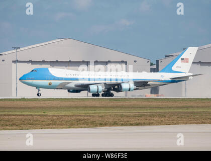 Air Force One, die Präsident Donald J. Trumpf landet auf Wright-Patterson Air Force Base, Ohio, Aug 7, 2019. Präsident Trump landete am Wright-Patt First Responders und Überlebenden in benachbarten Dayton, Ohio, Nach der Messe Schießen am 12.08.4 zu besuchen. (U.S. Air Force Foto von Wesley Farnsworth) Stockfoto