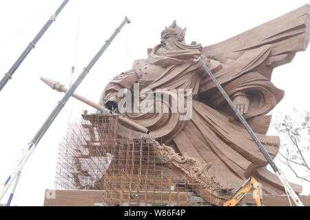 - - Datei - Die riesige Statue von alten Chinesischen general Guan Yu ist im Bau Guan Gong Cultural Park in Jingzhou City, Central China Hub Stockfoto