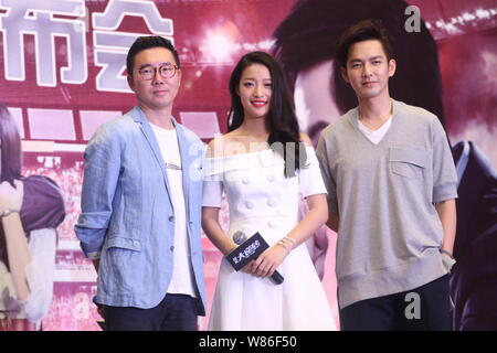 Hong Kong Schauspieler Wallace Chung, rechts, stellt auf einer Pressekonferenz zu seinem neuen Film "Tik Tok" in Shanghai, China, 13. Juli 2016. Stockfoto
