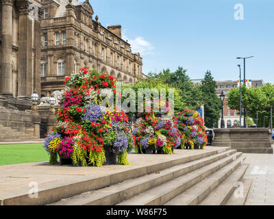 Bunte Blume Anzeige auf den Stufen an der Leeds Rathaus auf dem Headrow in Leeds West Yorkshire England Stockfoto
