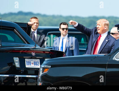 Präsident Donald J. Trumpf Wellen an die lokalen Medien, bevor er in sein Fahrzeug nach der Landung in Wright-Patterson Air Force Base, Ohio, Aug 7, 2019. Präsident Trump landete am Wright-Patt First Responders und Überlebenden in benachbarten Dayton, Ohio, Nach der Messe Schießen am 12.08.4 zu besuchen. (U.S. Air Force Foto von Wesley Farnsworth) Stockfoto