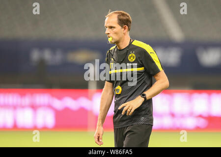 Head Coach Thomas Tuchel von Borussia Dortmund sieht auf seine Spieler während einer Schulung für die Shanghai Spiel der Internationalen Champion 2016 Stockfoto