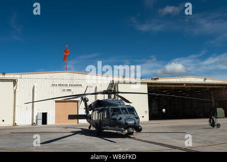 Ein HH-60G Pave Hawk vom 33. Rescue Squadron sitzt auf dem Taxiway, 23. Juli 2019, auf Kadena Air Base, Japan. Die 33 RQS hat Suche, Rettung und Wiederherstellung Missionen seit 1952. (U.S. Air Force Foto von Airman 1st Class Matthew Seefeldt) Stockfoto