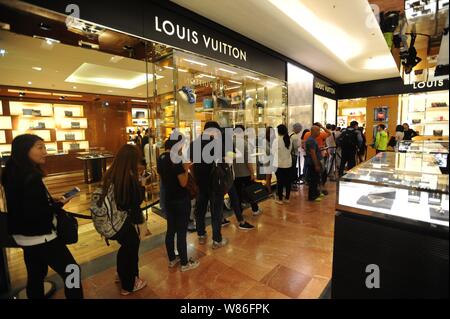 Chinesische Kunden Schlange vor einer Boutique Louis Vuitton (LV) im Kaufhaus Galeries Lafayette während der 2016 'Les Soldes' Sommer Stockfoto