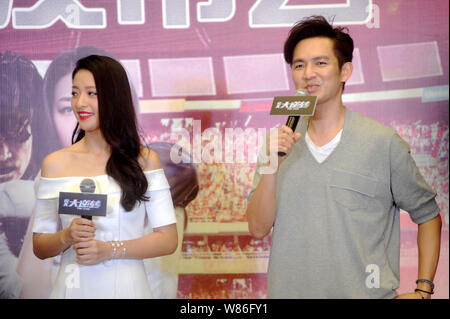 Hong Kong Schauspieler Wallace Chung, rechts, stellt auf einer Pressekonferenz zu seinem neuen Film "Tik Tok" in Shanghai, China, 13. Juli 2016. Stockfoto